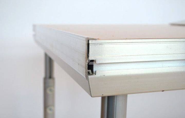 Click-on skirting profile